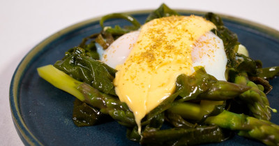 Seaweed with poached egg and asparges